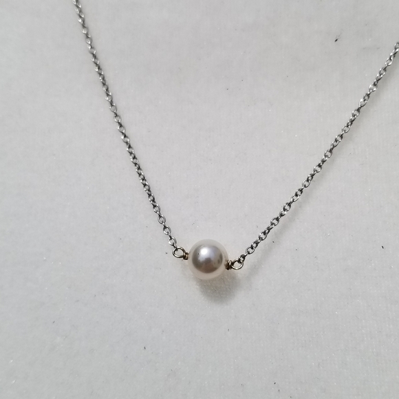 silver tone necklace with white faux pearl - Picture 4 of 6